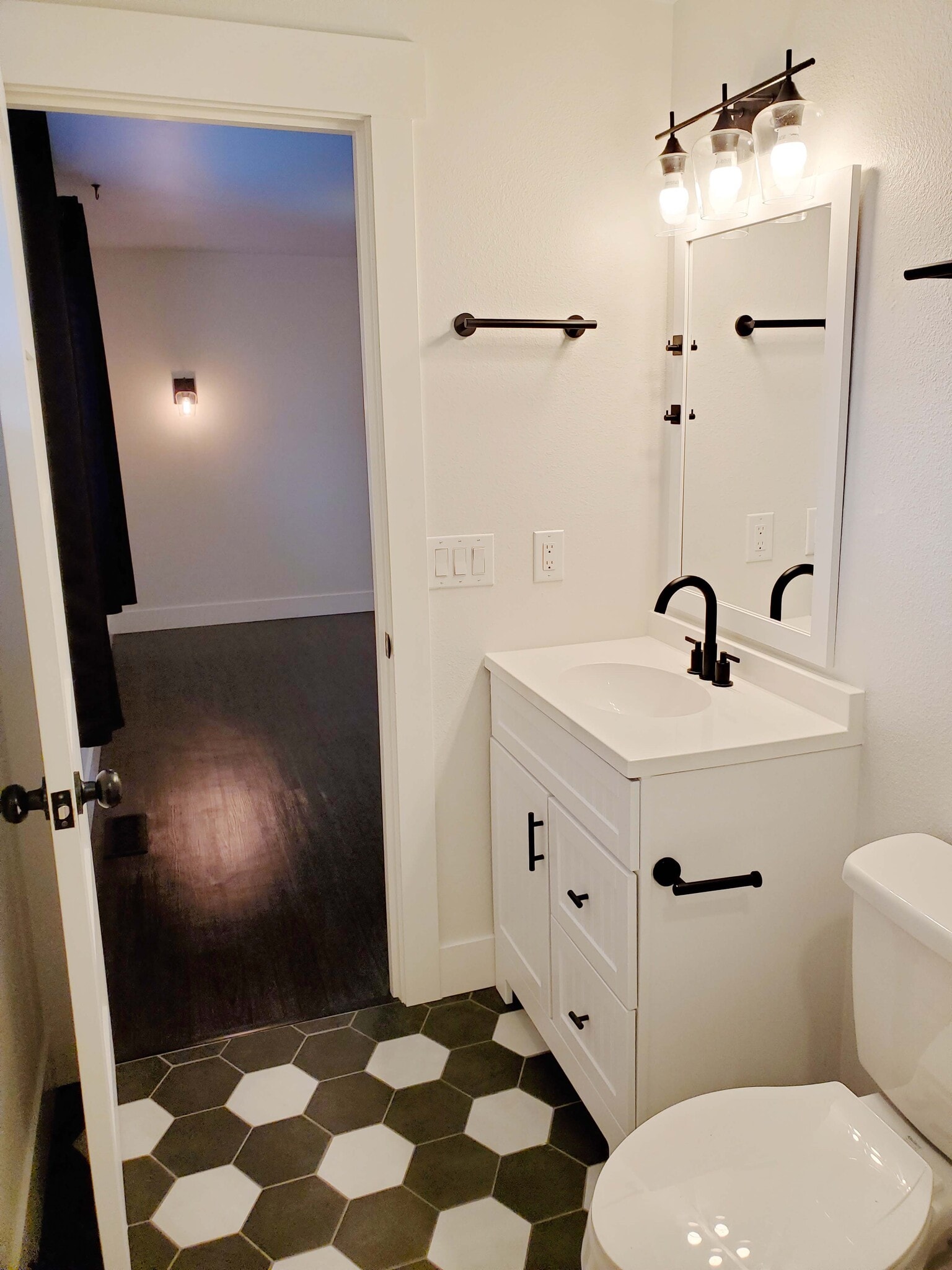Large primary bedroom 1 with en-suite bath - 8105 Spur Ct NW