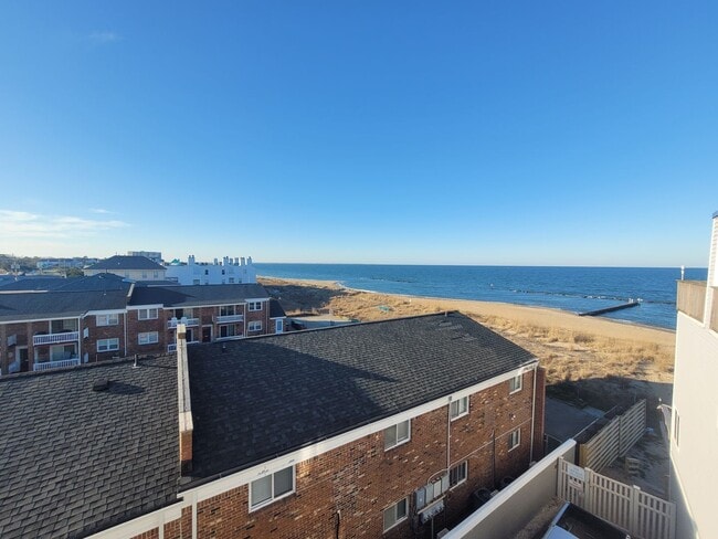 Building Photo - 2 Bedroom, 2.5 Bath Condo with with Ocean ...