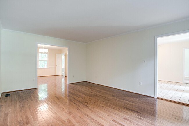 Building Photo - 1646 Montmorency Dr