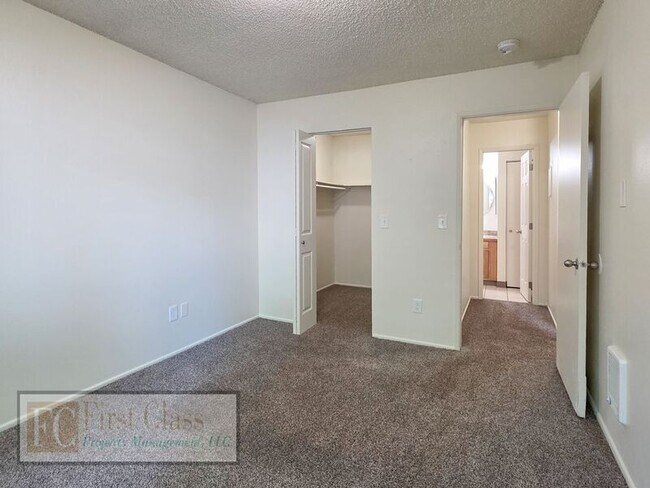 Building Photo - 17140 SW Heritage Ct