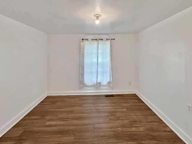 Building Photo - Two Bedroom Home for Rent in Central Gainesville Location