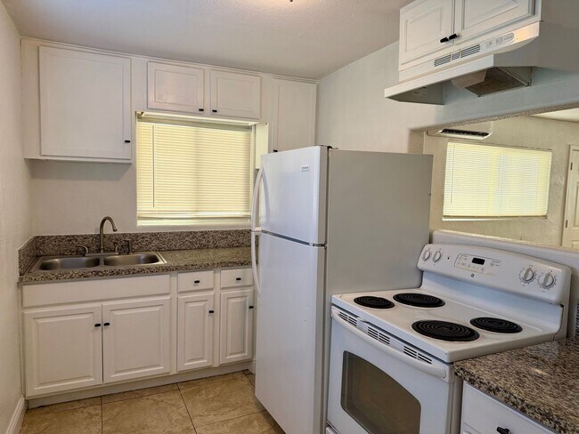 Building Photo - 1710 S Teilman Ave