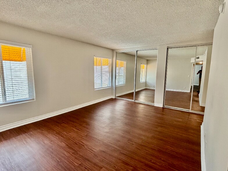 Building Photo - 17440 Burbank Blvd
