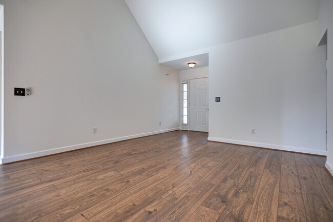Building Photo - 1105 McDonough Cir