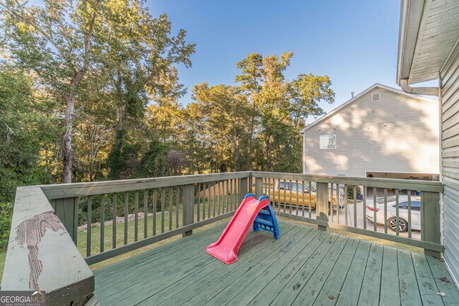 Building Photo - 583 Embassy Walk