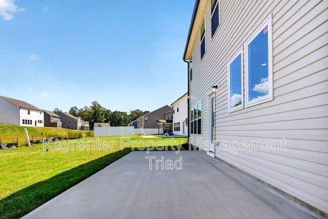 Building Photo - 3012 Highlander Pt