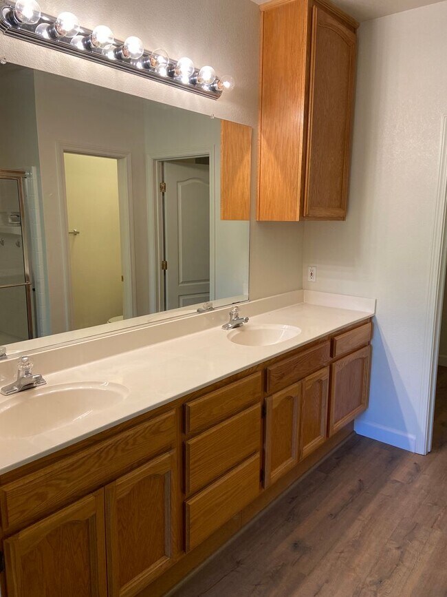 Building Photo - Bentley Square - Gated 3 Bdrm+office