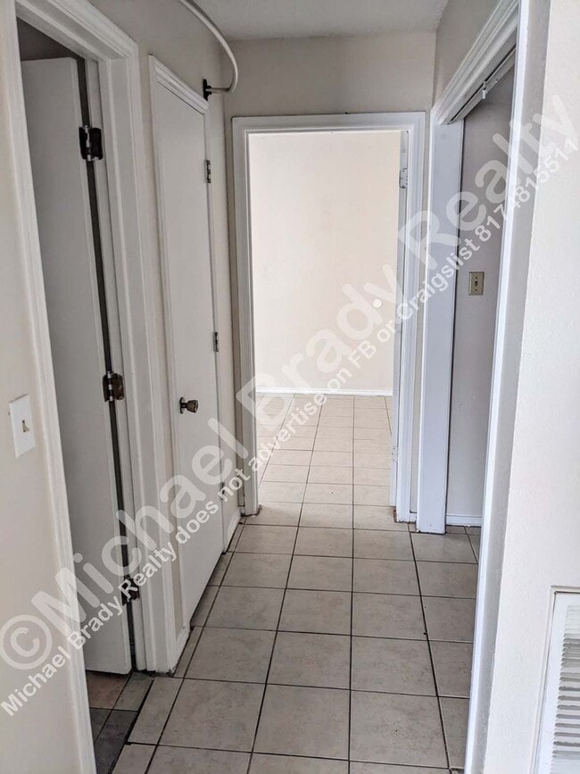 Building Photo - 3262 Matthews Dr