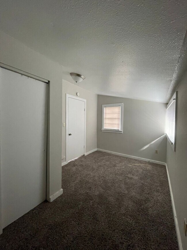 Building Photo - 818 N Corona St