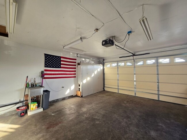 Building Photo - Stunning 4BR/2BA Fortuna home in quiet nei...
