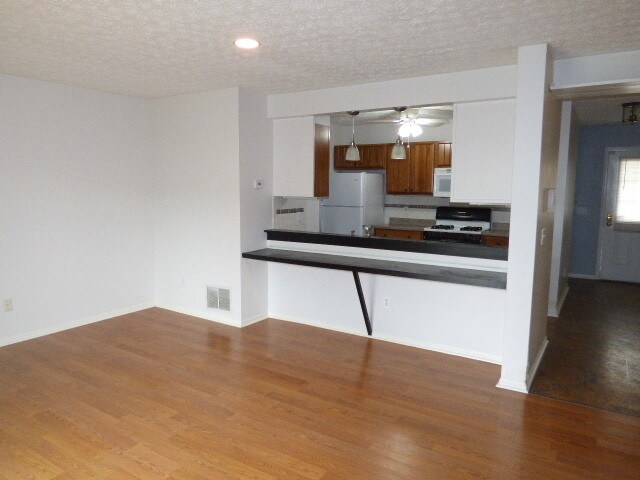 Building Photo - Brice Green 3 BR Condo!
