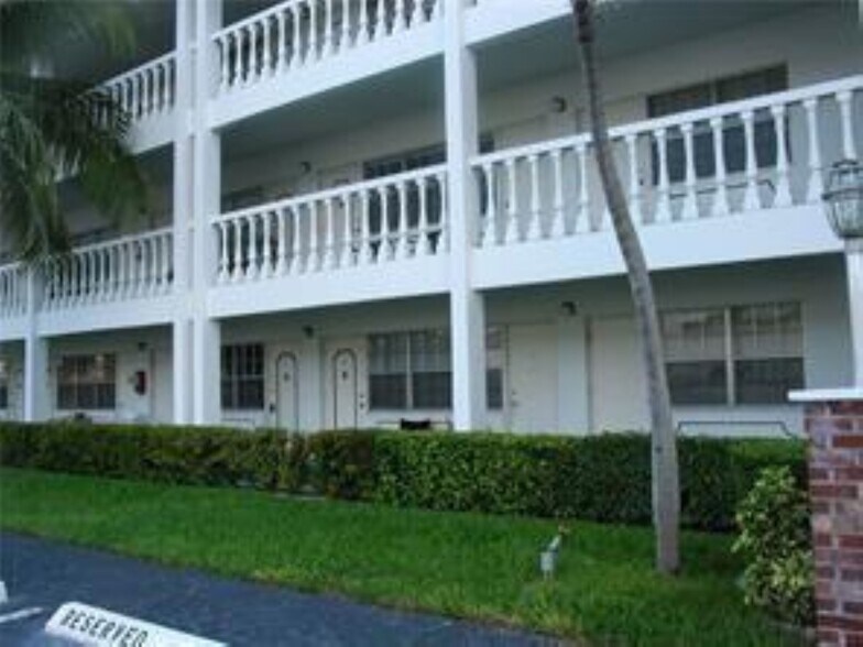 Building Photo - 5201 NE 24th Ter