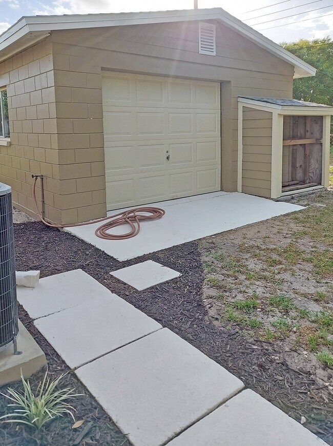 Building Photo - 344 Vesta Cir
