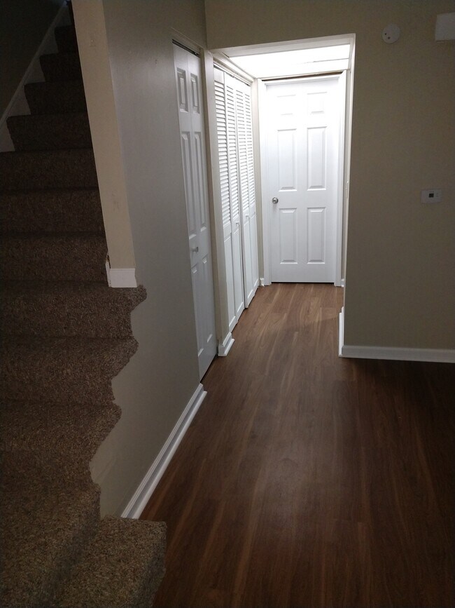 Hallway - 992 N Fairfield Rd