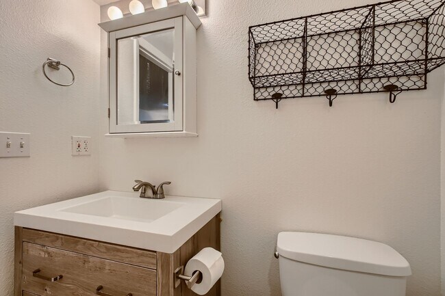 Building Photo - Corner Unit 2 BDR / 2.5 BA Townhome