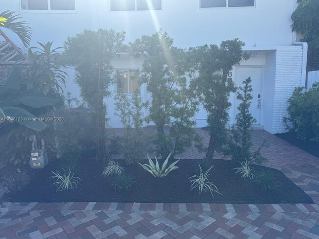 Building Photo - 834 Raymond St