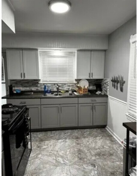 Building Photo - 251 Jerold St