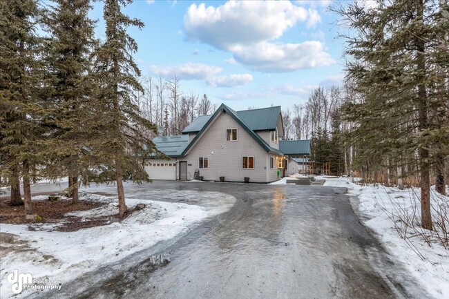 Building Photo - Well-Maintained, Chalet Style Home