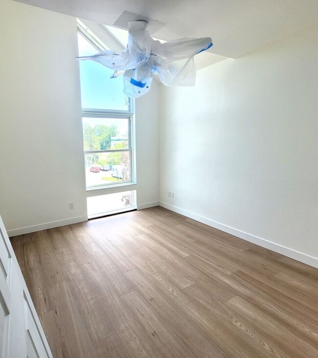 Building Photo - Updated Two Bedroom, Walk to Waterfront
