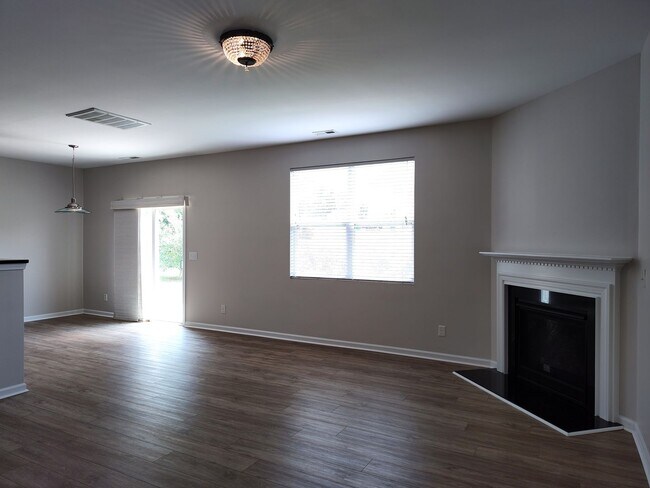 Building Photo - Pristine home located in the Woodbury comm...