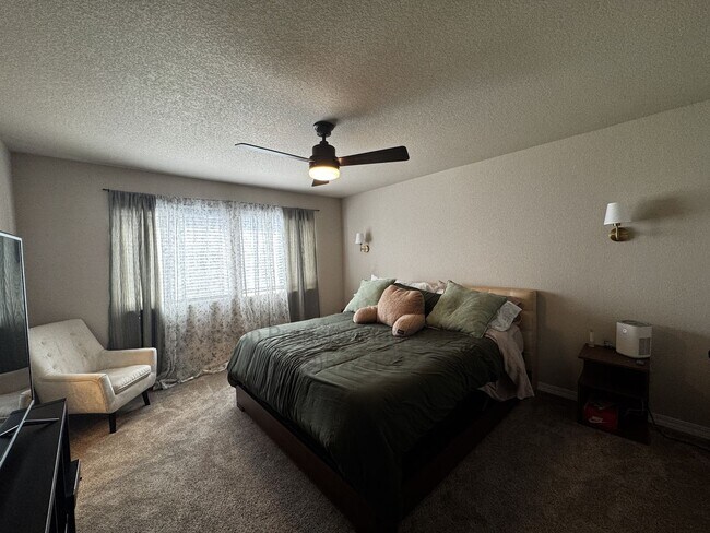 Building Photo - Stunning 3 Bedroom Townhouse Located in No...