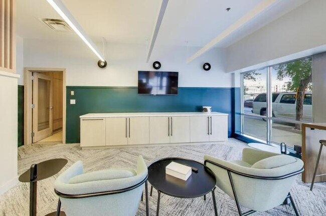 Building Photo - 933 W Van Buren St