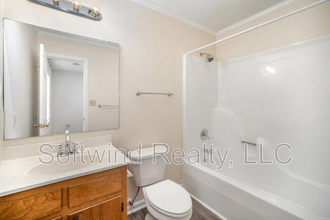 Building Photo - 290 South Cir NW