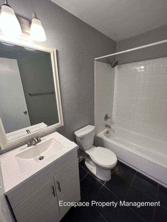 Building Photo - Bright & Beautiful 2-bedroom 1 Bath Across...