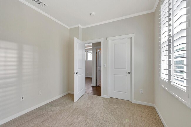 Building Photo - WOW! GREAT HOME! Mountain View!