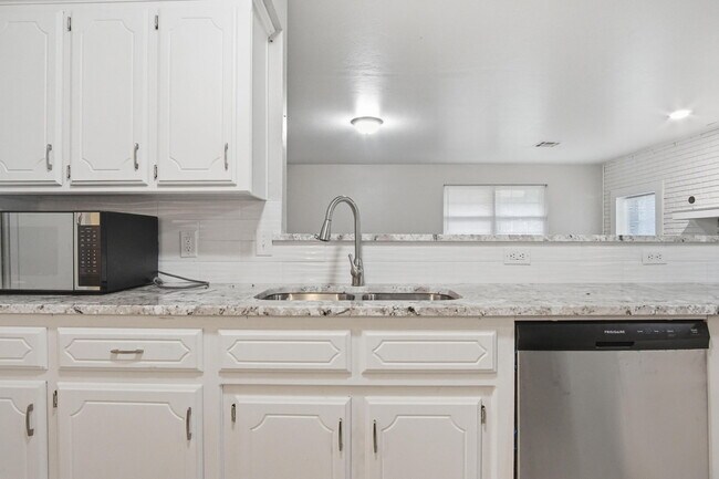 Building Photo - 3717 N Eagle Ln