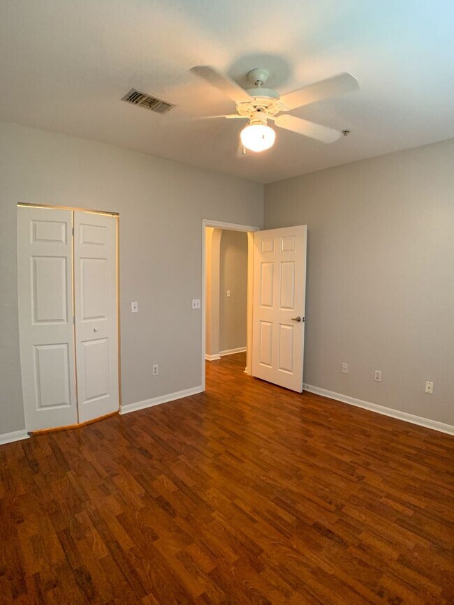 Building Photo - New listing 2/2 with pool view