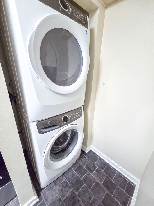 Building Photo - Stunning 2br/2bth condo in North Bethesda,...