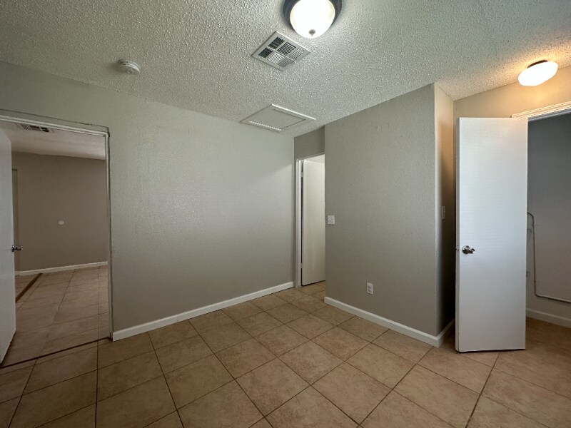 Building Photo - 2536 N Carroll St