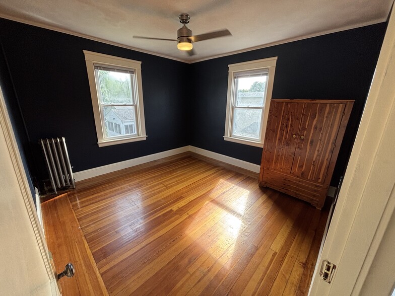Building Photo - 582 Admiral St