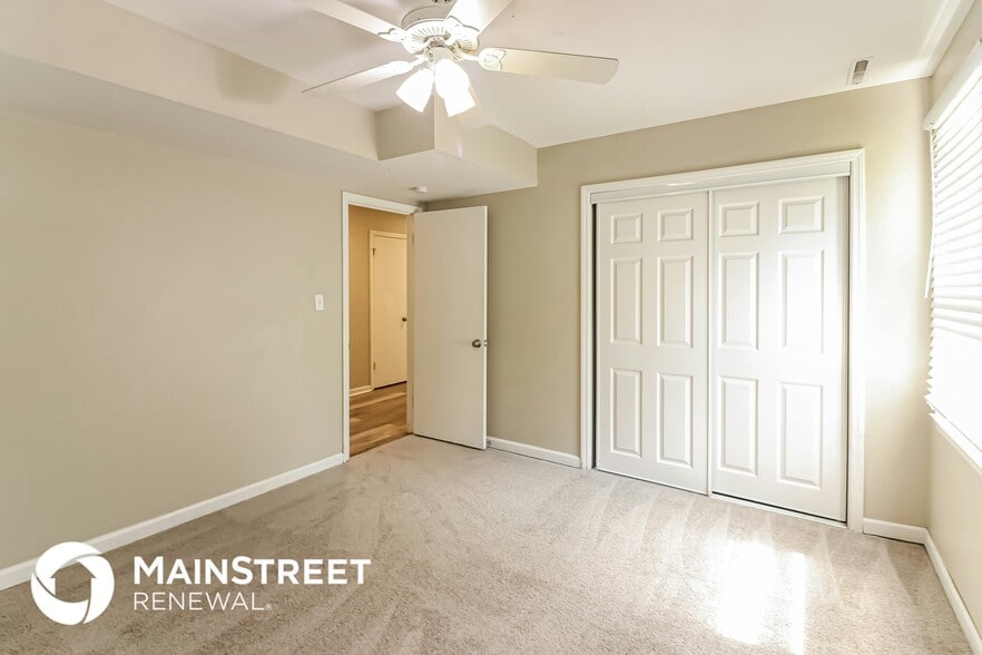 Building Photo - 7200 Willow Ave