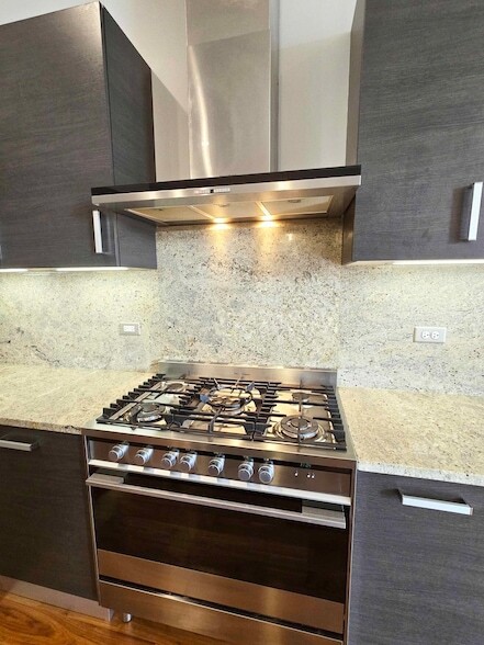 Building Photo - 1100 W Adams St