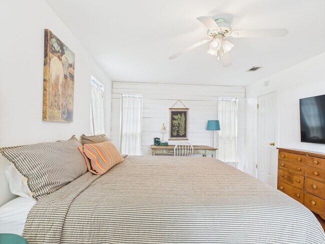 Building Photo - Hunting Retreat with 40 acre Yard