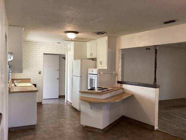 Building Photo - 487 W San Jose Ave