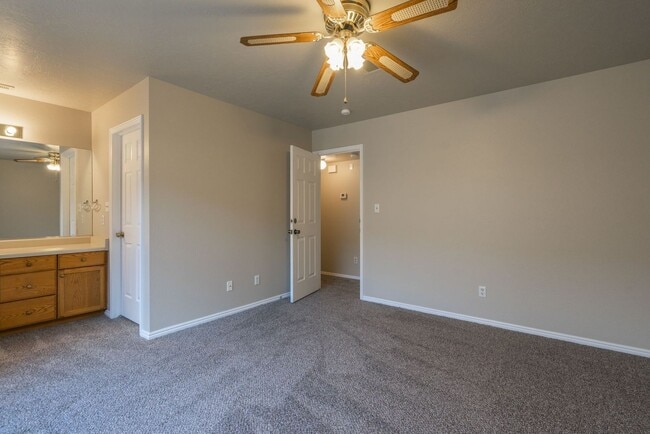 Building Photo - Spacious Updated Townhome in Downtown St. ...