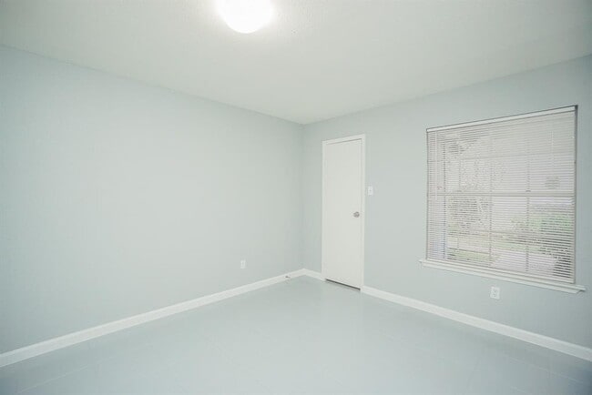 Building Photo - 7400 Bellerive Dr