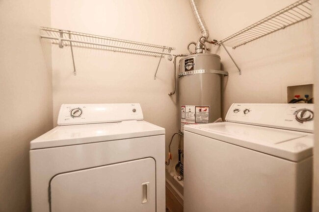 Building Photo - Modern Mountain’s Edge Townhouse with Community Amenities!