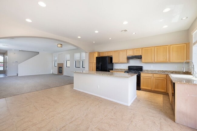 Building Photo - GATED NW HOME - 4 BEDROOMS W/ 1 BED AND BA...