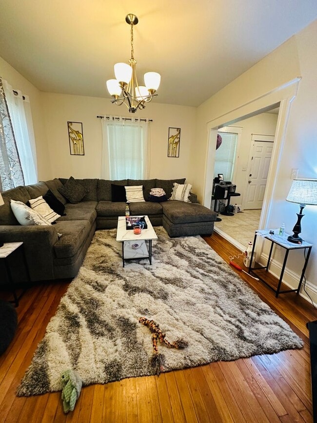 Building Photo - Beautifully Renovated 3bdrm/2.5bth Home Located in Richmond's North-side w/Balcony!