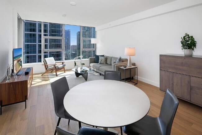 Building Photo - "Stunning 2-Bed, 2-Bath Urban Retreat with 1161 Sq Ft of Comfort in Downtown San Diego!"