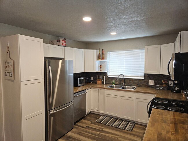 Building Photo - LARGE 4 BEDROOM 3 BATH FULLY FURNISHED HOUSE