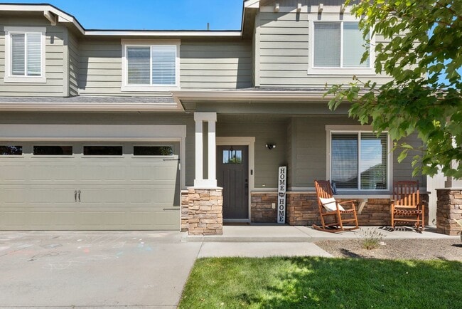 Building Photo - Stunning 5-Bedroom Family Home on a Corner...