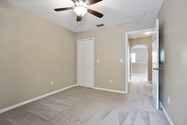 Building Photo - Spacious 4/3 House With 3-Car Garage In Th...