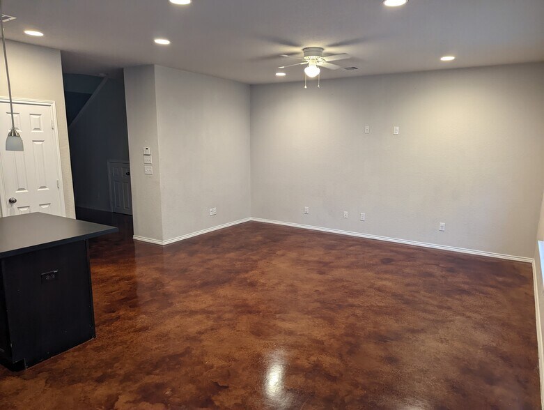 Spacious living room - 13034 Oconnor Cv