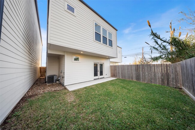 Building Photo - 6130 Campos Dr