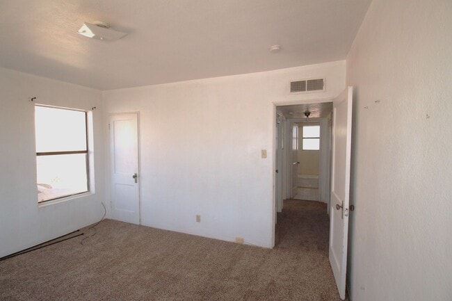 Building Photo - MINUTES FROM FORT BLISS!!